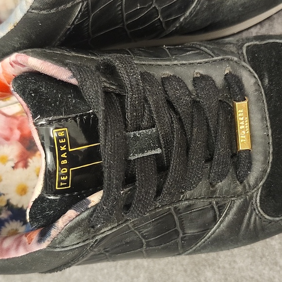 Ted Baker London black sneakers gold accents and floral interior size 7 - Picture 3 of 9
